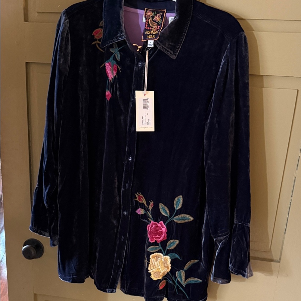 Brand new Johnny Was flounce Sleeve Roslin Velvet Shirt
Navy Blue Velvet 
Med